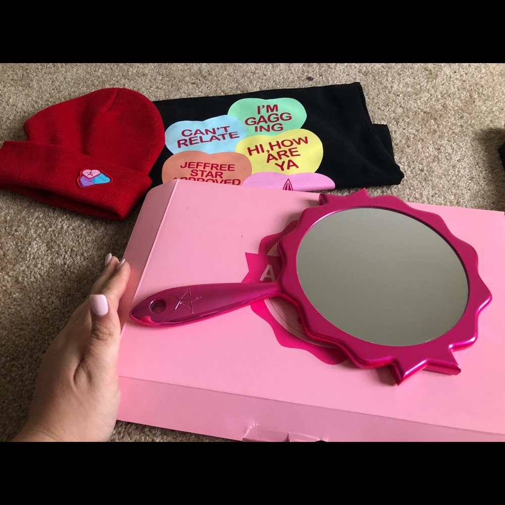 Exclusive hand mirror only in mystery boxes